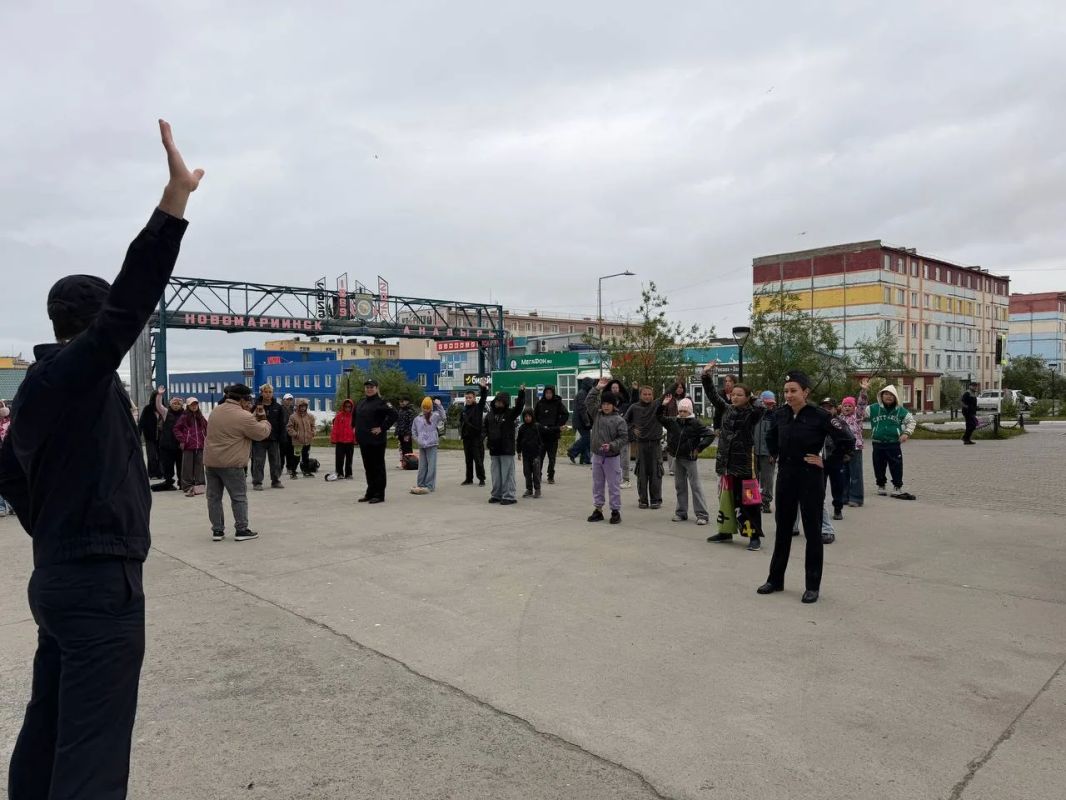 В Анадыре состоялась общероссийская акция «Зарядка со стражем порядка» В Анадыре состоялась общероссийская акция «Зарядка со стражем порядка»