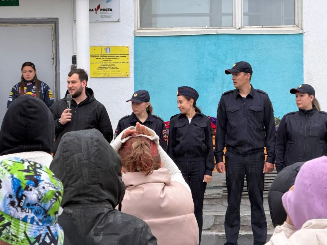В Анадыре состоялась общероссийская акция «Зарядка со стражем порядка» В Анадыре состоялась общероссийская акция «Зарядка со стражем порядка»