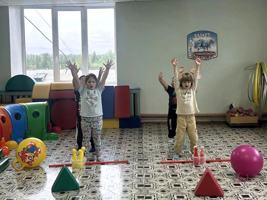 День физкультурника в детском саду села Кепервеем! Под девизом «Быстрые, сильные, ловкие!» ребята разновозрастной группы устроили настоящий спортивный праздник! День физкультурника в детском саду села Кепервеем! Под девизом «Быстрые, сильные, ловкие!» ребята разновозрастной группы устроили настоящий спортивный праздник!