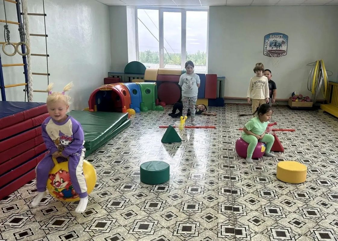 День физкультурника в детском саду села Кепервеем! Под девизом «Быстрые, сильные, ловкие!» ребята разновозрастной группы устроили настоящий спортивный праздник! День физкультурника в детском саду села Кепервеем! Под девизом «Быстрые, сильные, ловкие!» ребята разновозрастной группы устроили настоящий спортивный праздник!
