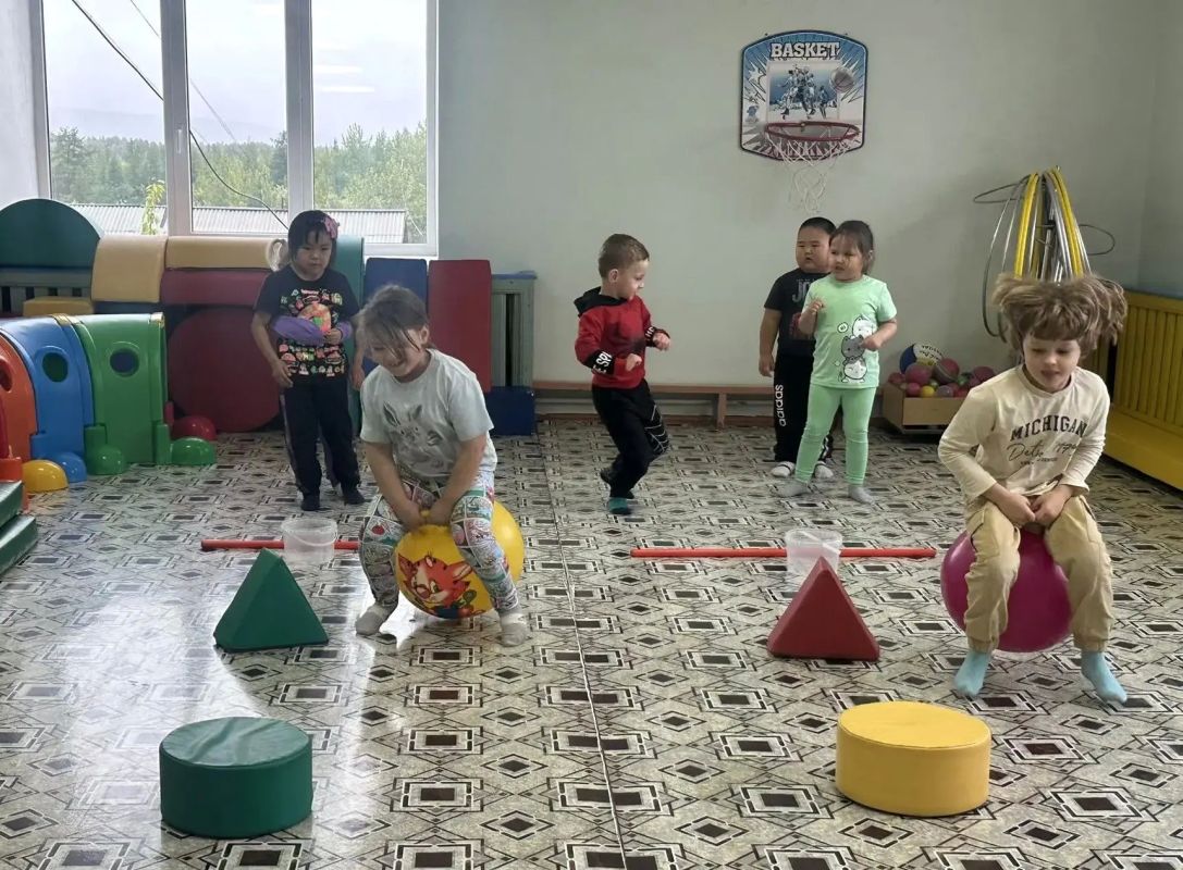 День физкультурника в детском саду села Кепервеем! Под девизом «Быстрые, сильные, ловкие!» ребята разновозрастной группы устроили настоящий спортивный праздник! День физкультурника в детском саду села Кепервеем! Под девизом «Быстрые, сильные, ловкие!» ребята разновозрастной группы устроили настоящий спортивный праздник!