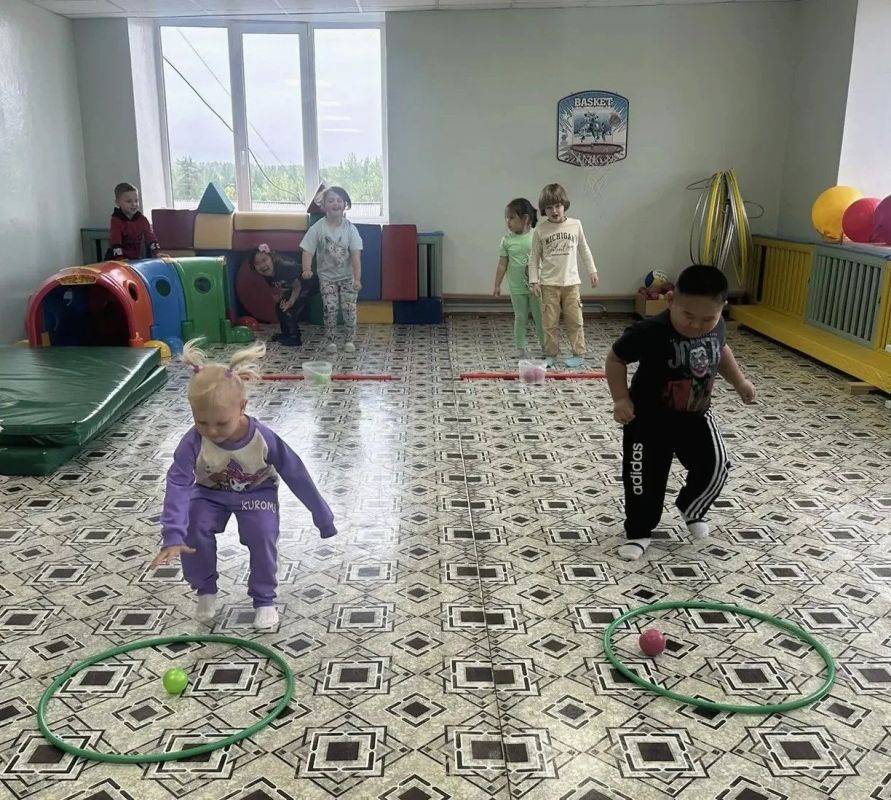 День физкультурника в детском саду села Кепервеем! Под девизом «Быстрые, сильные, ловкие!» ребята разновозрастной группы устроили настоящий спортивный праздник! День физкультурника в детском саду села Кепервеем! Под девизом «Быстрые, сильные, ловкие!» ребята разновозрастной группы устроили настоящий спортивный праздник!