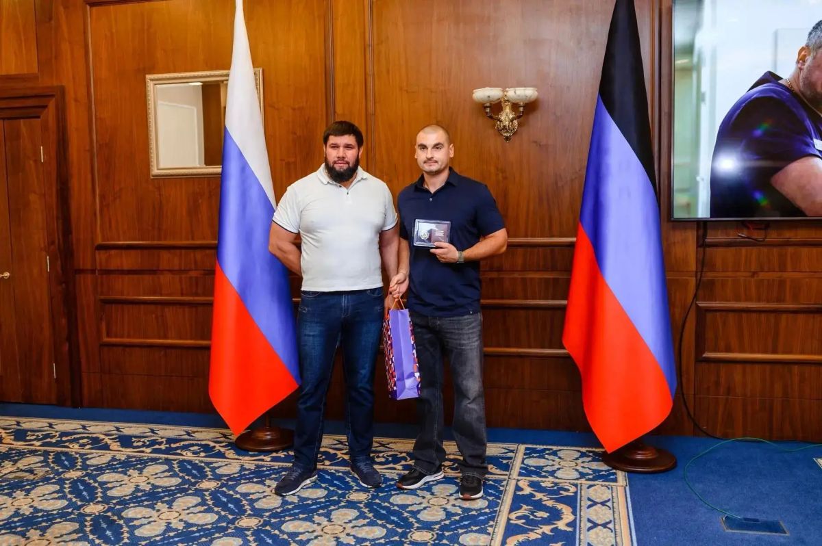 Сотрудников окружного Департамента промышленной политики наградили за вклад в восстановление посёлка Новолуганское Сотрудников окружного Департамента промышленной политики наградили за вклад в восстановление посёлка Новолуганское