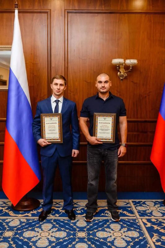 Сотрудников окружного Департамента промышленной политики наградили за вклад в восстановление посёлка Новолуганское Сотрудников окружного Департамента промышленной политики наградили за вклад в восстановление посёлка Новолуганское