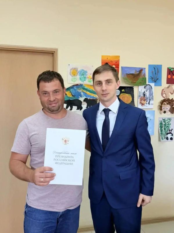 Сотрудников окружного Департамента промышленной политики наградили за вклад в восстановление посёлка Новолуганское Сотрудников окружного Департамента промышленной политики наградили за вклад в восстановление посёлка Новолуганское