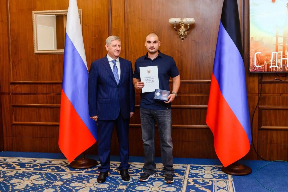 Сотрудников окружного Департамента промышленной политики наградили за вклад в восстановление посёлка Новолуганское Сотрудников окружного Департамента промышленной политики наградили за вклад в восстановление посёлка Новолуганское