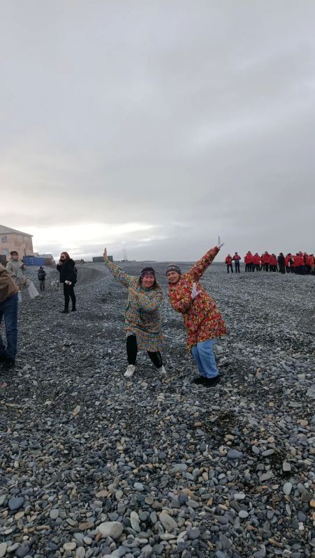 Сегодня в село Уэлен пришли на корабле туристы, из разных уголков России, Ансамбль "Уэлен" и "Накаяк" Встретил их песнями и танцами Сегодня в село Уэлен пришли на корабле туристы, из разных уголков России, Ансамбль "Уэлен" и "Накаяк" Встретил их песнями и танцами