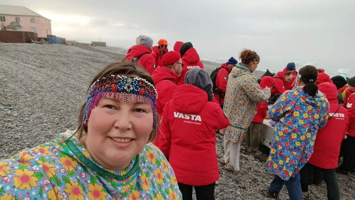 Сегодня в село Уэлен пришли на корабле туристы, из разных уголков России, Ансамбль "Уэлен" и "Накаяк" Встретил их песнями и танцами Сегодня в село Уэлен пришли на корабле туристы, из разных уголков России, Ансамбль "Уэлен" и "Накаяк" Встретил их песнями и танцами