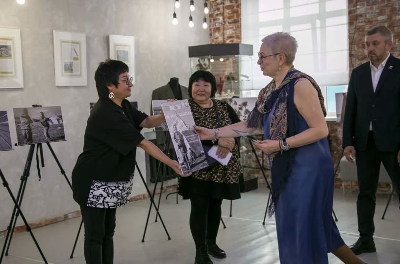 В Певеке открылась фотовыставка о женщинах округа, сообщает ИА "Чукотка" В Певеке открылась фотовыставка о женщинах округа, сообщает ИА "Чукотка"
