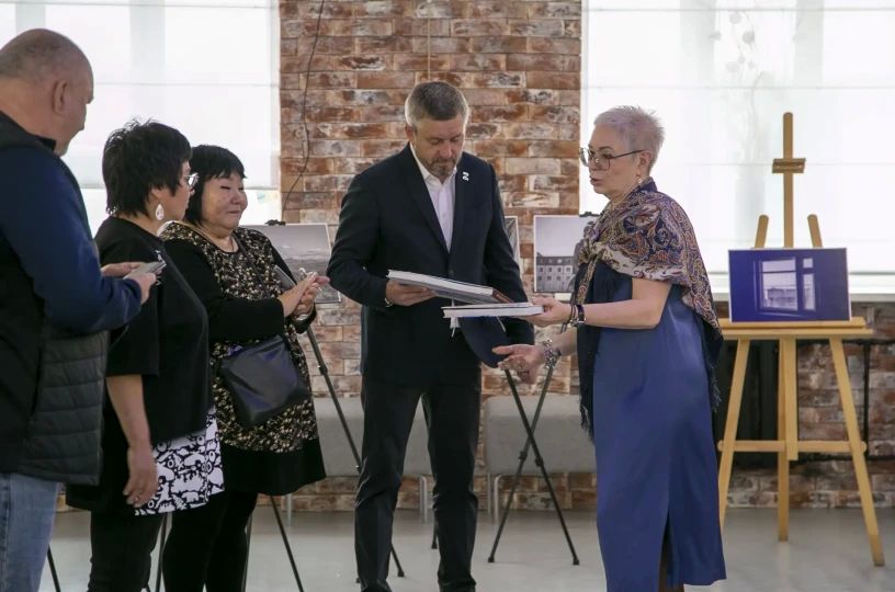 В Певеке открылась фотовыставка о женщинах округа, сообщает ИА "Чукотка" В Певеке открылась фотовыставка о женщинах округа, сообщает ИА "Чукотка"