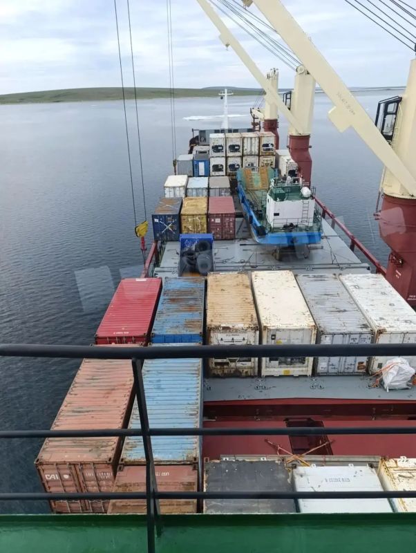 Теплоход «Никифор Бегичев» доставил продукты в Нешкан Теплоход «Никифор Бегичев» доставил продукты в Нешкан
