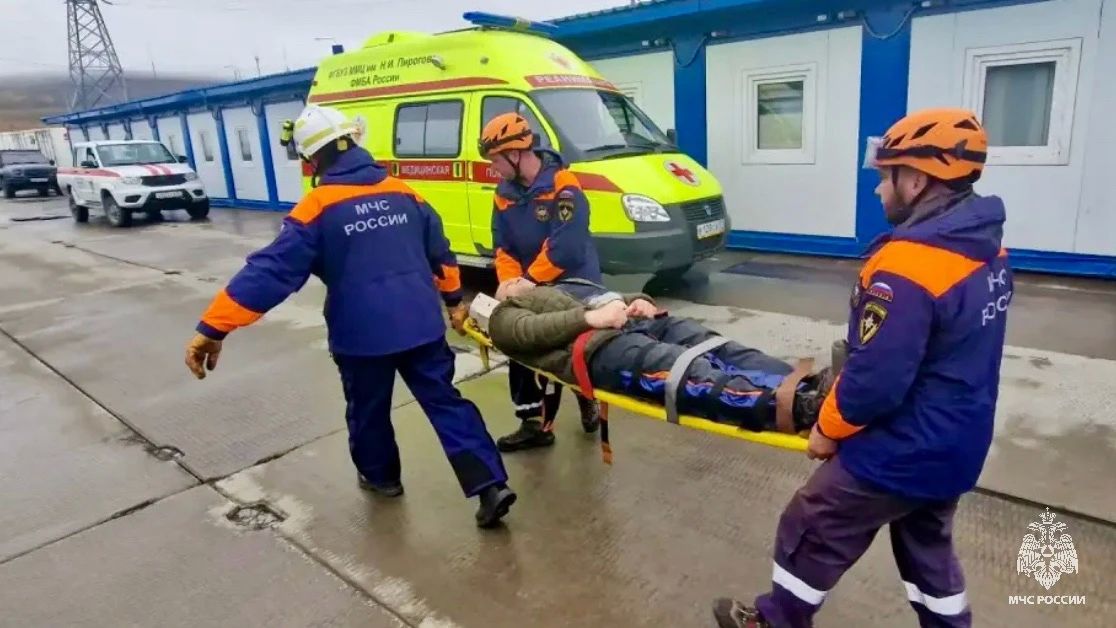 На Чукотке спасатели и пожарные отработали ликвидацию возгорания и эвакуацию пострадавшего На Чукотке спасатели и пожарные отработали ликвидацию возгорания и эвакуацию пострадавшего