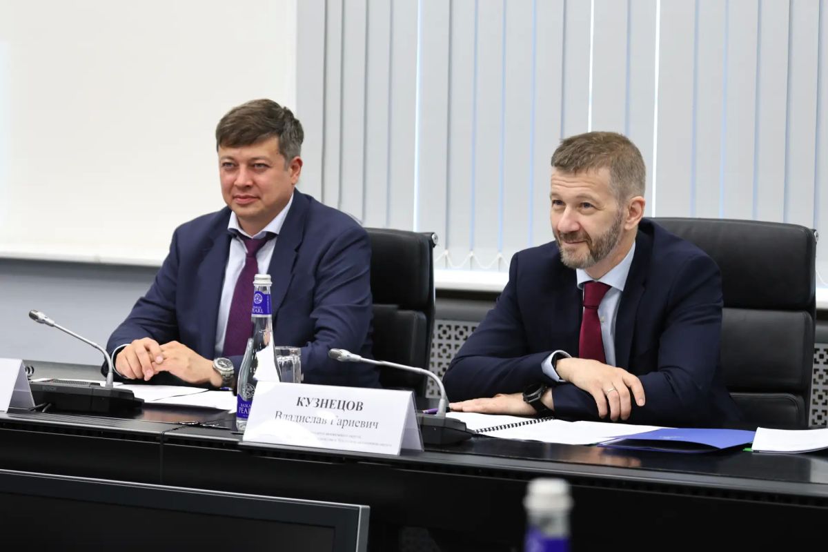 Владислав Кузнецов: Развитие спутниковой связи в регионе – главная тема встречи, которую сегодня провел с делегацией ФГУП «Космическая связь» Владислав Кузнецов: Развитие спутниковой связи в регионе – главная тема встречи, которую сегодня провел с делегацией ФГУП «Космическая связь»