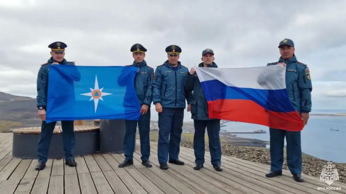 В преддверии Дня Государственного флага сотрудники МЧС развернули триколор на сопке Янрапаакэнай в Певеке В преддверии Дня Государственного флага сотрудники МЧС развернули триколор на сопке Янрапаакэнай в Певеке