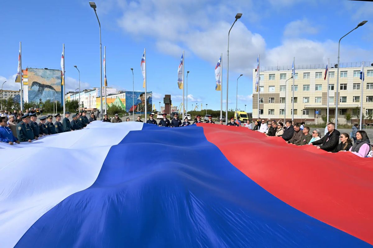 Сотрудники следственного управления СК России по Чукотскому АО приняли участие в торжественном мероприятии ко Дню Государственного флага России Сотрудники следственного управления СК России по Чукотскому АО приняли участие в торжественном мероприятии ко Дню Государственного флага России