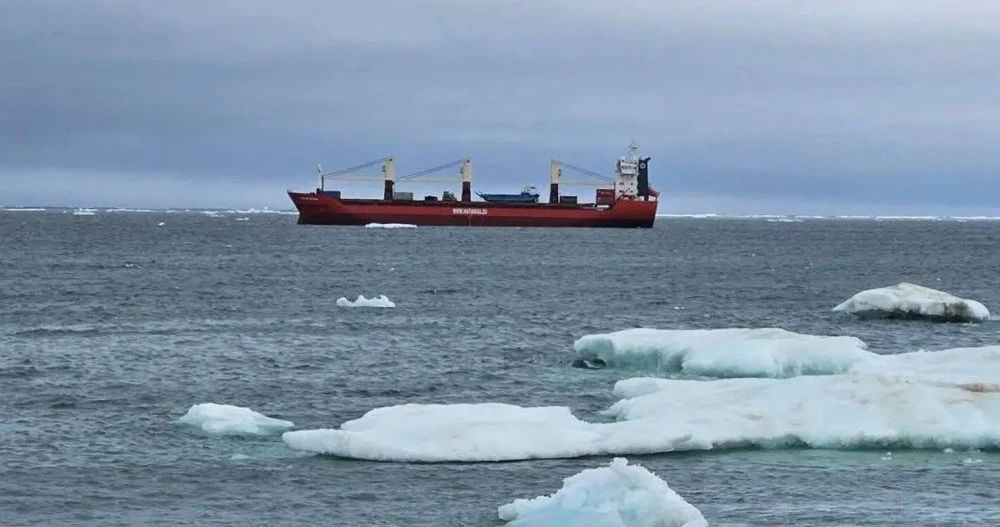 Арктическое село обеспечили на год топливом и социально значимыми товарами, сообщает ИА "Чукотка" Арктическое село обеспечили на год топливом и социально значимыми товарами, сообщает ИА "Чукотка"