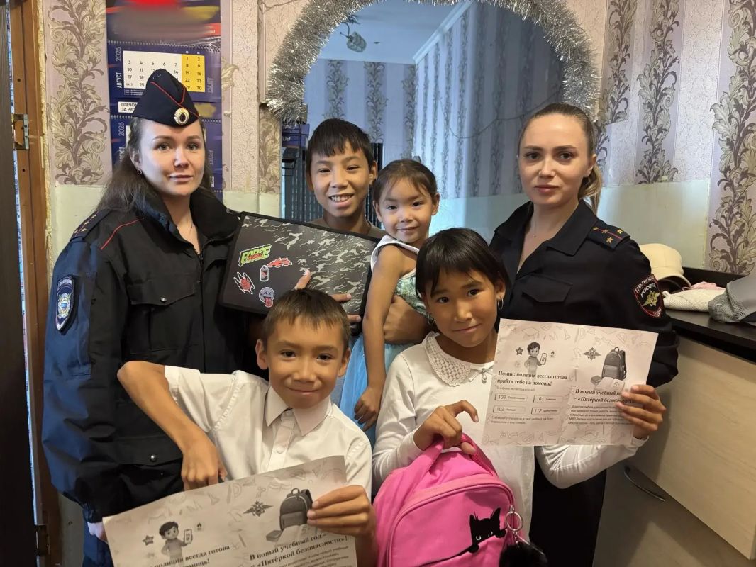 Полицейские Чукотки поддержали семьи в сложной жизненной ситуации в рамках благотворительной акции «Помоги пойти учиться» Полицейские Чукотки поддержали семьи в сложной жизненной ситуации в рамках благотворительной акции «Помоги пойти учиться»