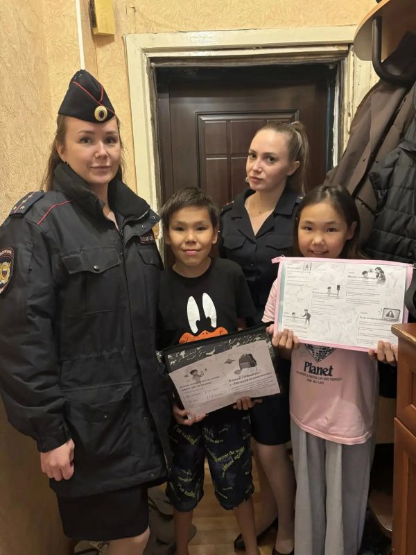 Полицейские Чукотки поддержали семьи в сложной жизненной ситуации в рамках благотворительной акции «Помоги пойти учиться» Полицейские Чукотки поддержали семьи в сложной жизненной ситуации в рамках благотворительной акции «Помоги пойти учиться»