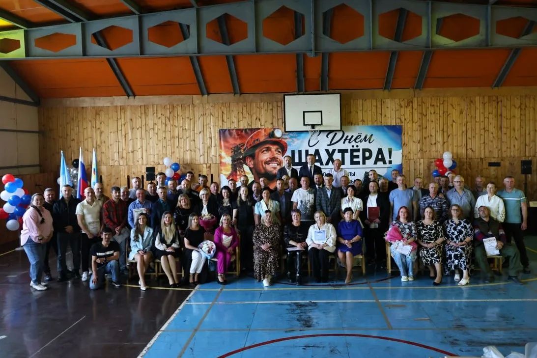 Семерых работников угольной промышленности наградили в округе ко Дню Шахтёра, сообщает ИА "Чукотка" Семерых работников угольной промышленности наградили в округе ко Дню Шахтёра, сообщает ИА "Чукотка"