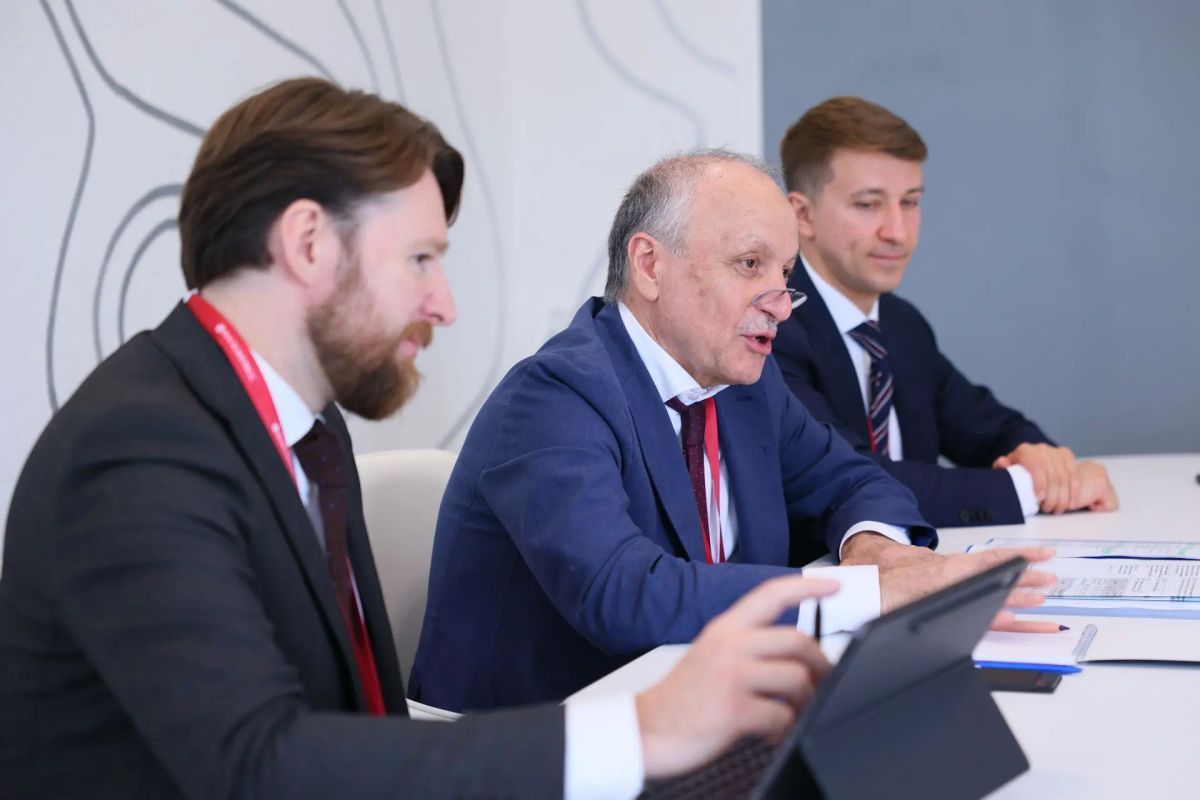 ВЭФ-2026: Асламбек Гермаханов и Владислав Кузнецов обсудили развитие геологоразведки на Чукотке ВЭФ-2026: Асламбек Гермаханов и Владислав Кузнецов обсудили развитие геологоразведки на Чукотке