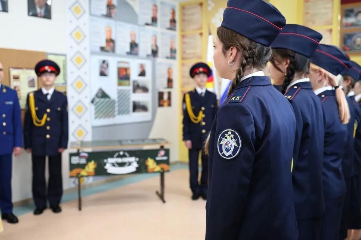 В Чукотском окружном профильном лицее открыта «Парта Героя» в память о выпускнике Валентине Ельо В Чукотском окружном профильном лицее открыта «Парта Героя» в память о выпускнике Валентине Ельо