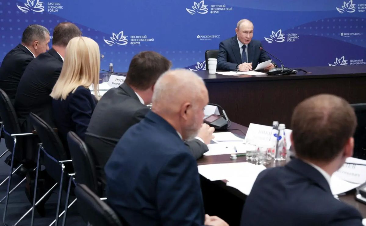 Владимир Путин обсудил модель развития Дальнего Востока Владимир Путин обсудил модель развития Дальнего Востока