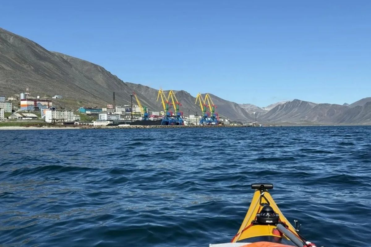 Иван Клочков прошёл по Берингову морю на каяке от столицы Камчатки до Уэлена, сообщает ИА "Чукотка" Иван Клочков прошёл по Берингову морю на каяке от столицы Камчатки до Уэлена, сообщает ИА "Чукотка"