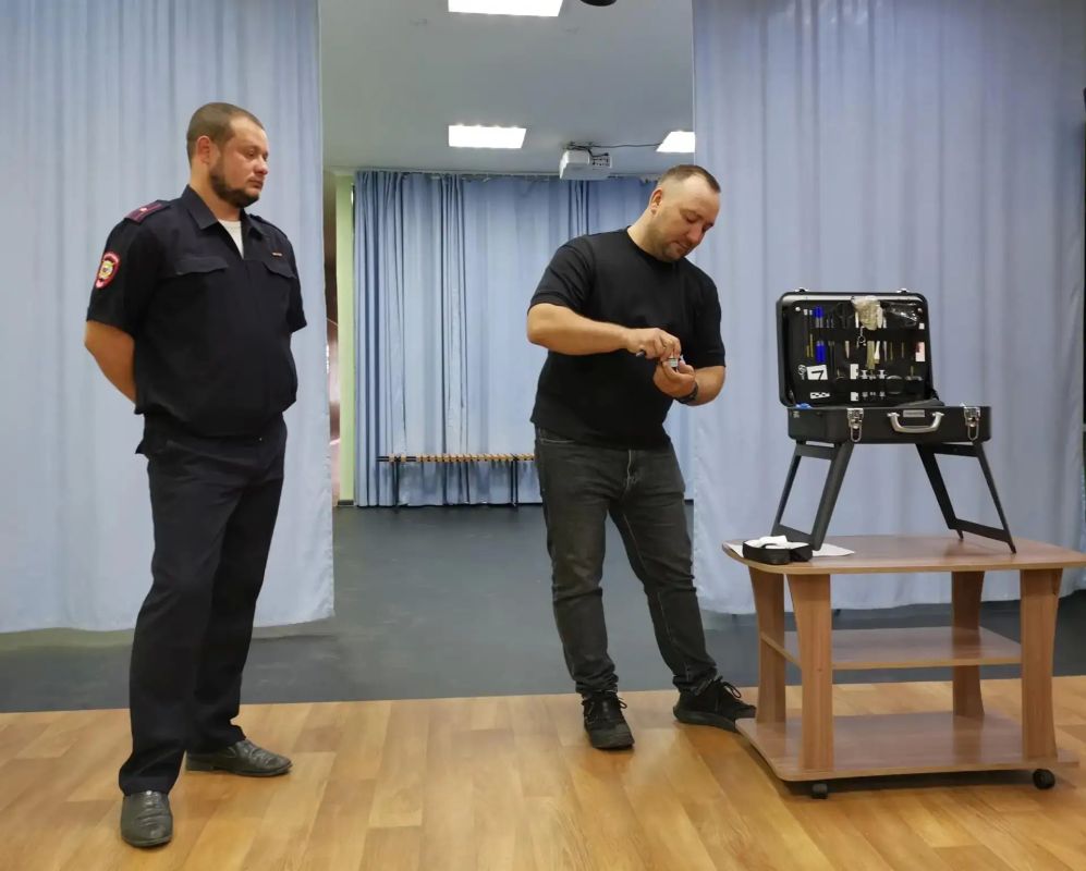 В Эгвекиноте полицейские провели профориентационную работу со студентами Чукотского полярного техникума В Эгвекиноте полицейские провели профориентационную работу со студентами Чукотского полярного техникума