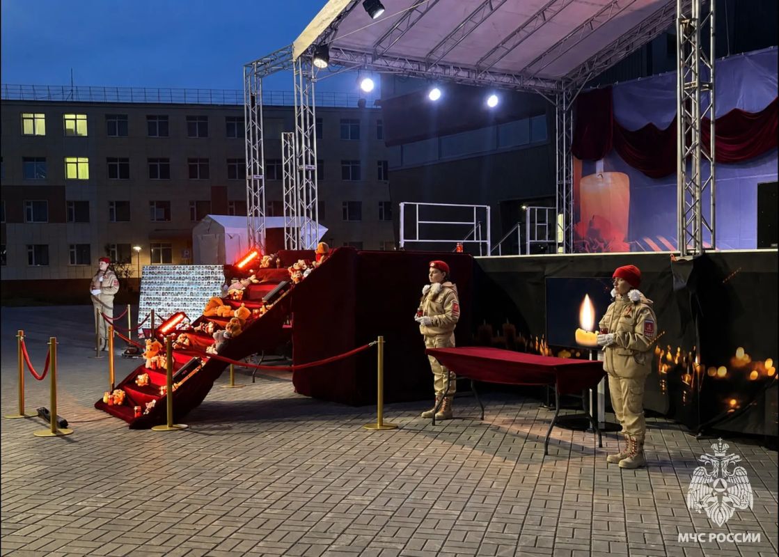 Сотрудники МЧС России по ЧАО почтили память жертв терроризма Сотрудники МЧС России по ЧАО почтили память жертв терроризма