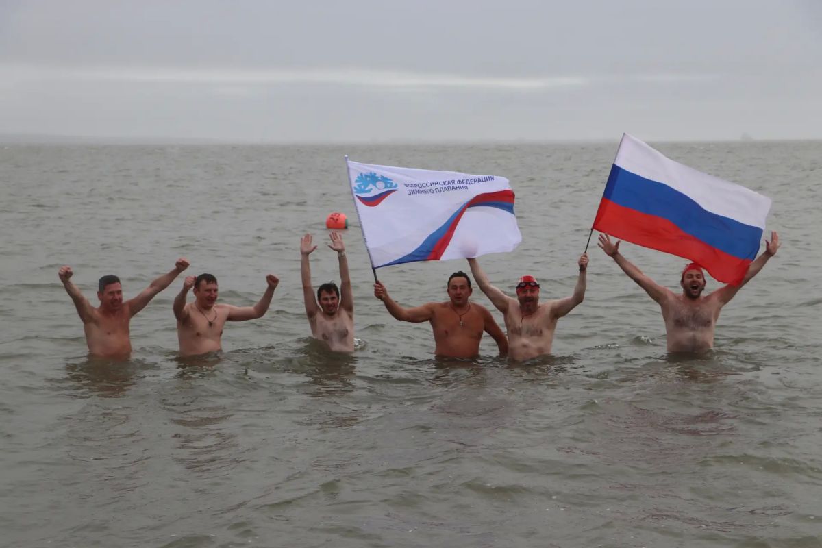 Сегодня с моим добрым товарищем Андреем Вадимовичем Замысловым – главой Всероссийской федерации зимнего плавания, решили испытать воды Анадырского лимана Сегодня с моим добрым товарищем Андреем Вадимовичем Замысловым – главой Всероссийской федерации зимнего плавания, решили испытать воды Анадырского лимана