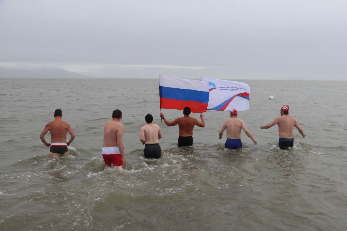 Сегодня с моим добрым товарищем Андреем Вадимовичем Замысловым – главой Всероссийской федерации зимнего плавания, решили испытать воды Анадырского лимана Сегодня с моим добрым товарищем Андреем Вадимовичем Замысловым – главой Всероссийской федерации зимнего плавания, решили испытать воды Анадырского лимана