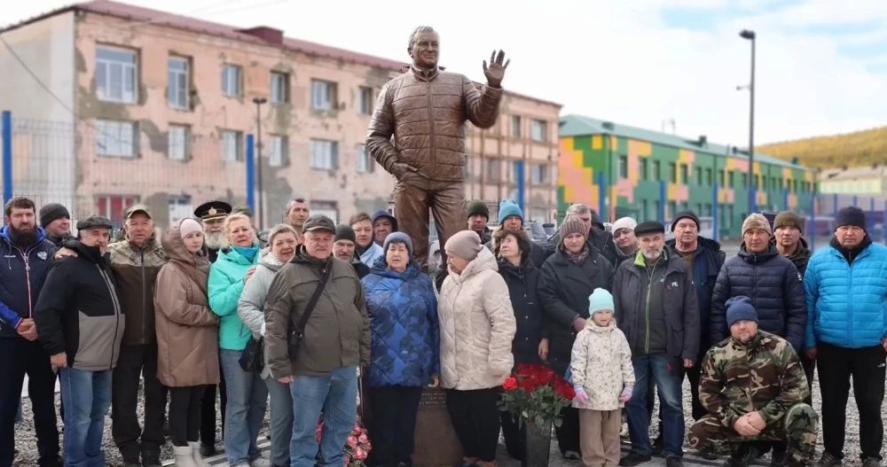 В Билибино увековечили память мецената и покровителя спортсменов Расселя Скорика, сообщает ИА "Чукотка" В Билибино увековечили память мецената и покровителя спортсменов Расселя Скорика, сообщает ИА "Чукотка"