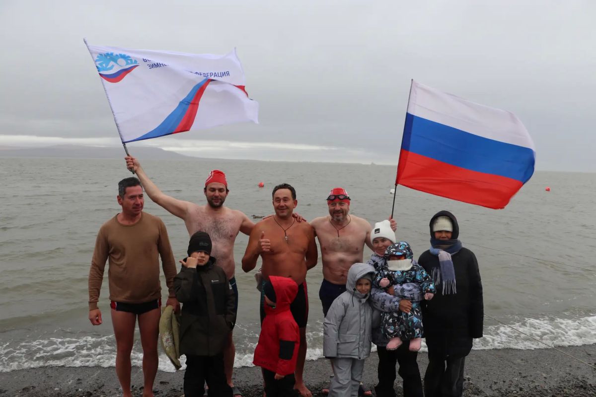 Сегодня с моим добрым товарищем Андреем Вадимовичем Замысловым – главой Всероссийской федерации зимнего плавания, решили испытать воды Анадырского лимана Сегодня с моим добрым товарищем Андреем Вадимовичем Замысловым – главой Всероссийской федерации зимнего плавания, решили испытать воды Анадырского лимана