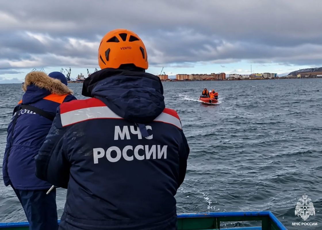 В Арктическом спасательном центре на Чукотке прошли учения по освобождению китов из рыболовных сетей В Арктическом спасательном центре на Чукотке прошли учения по освобождению китов из рыболовных сетей