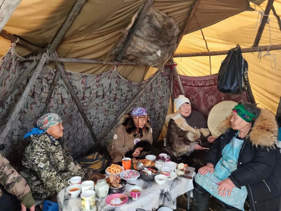 Хранители традиций: в селе Кепервеем прошло «Чаепитие в яранге» Хранители традиций: в селе Кепервеем прошло «Чаепитие в яранге»