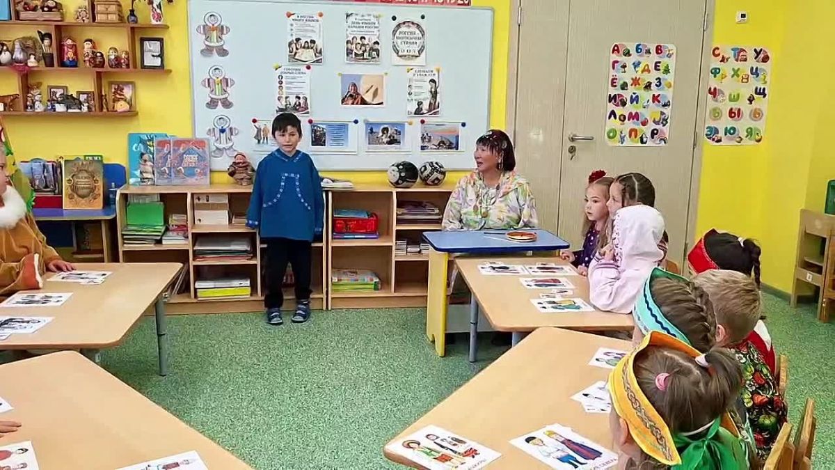 День родных языков в РФ отметили в детском саду «Ладушки» в Анадыре В подготовительной группе «Б» прошел день, который точно запомнится ребятам надолго. Здесь отметили День языков народов России, и сделали это по-настоящему...