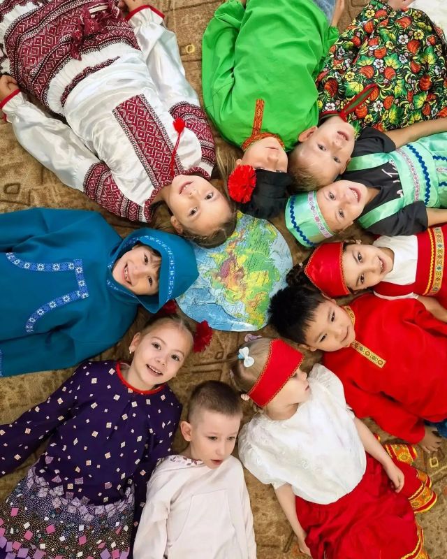 День родных языков в РФ отметили в детском саду «Ладушки» в Анадыре В подготовительной группе «Б» прошел день, который точно запомнится ребятам надолго. Здесь отметили День языков народов России, и сделали это по-настоящему... День родных языков в РФ отметили в детском саду «Ладушки» в Анадыре В подготовительной группе «Б» прошел день, который точно запомнится ребятам надолго. Здесь отметили День языков народов России, и сделали это по-настоящему...