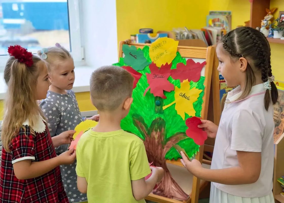 День родных языков в РФ отметили в детском саду «Ладушки» в Анадыре В подготовительной группе «Б» прошел день, который точно запомнится ребятам надолго. Здесь отметили День языков народов России, и сделали это по-настоящему... День родных языков в РФ отметили в детском саду «Ладушки» в Анадыре В подготовительной группе «Б» прошел день, который точно запомнится ребятам надолго. Здесь отметили День языков народов России, и сделали это по-настоящему...