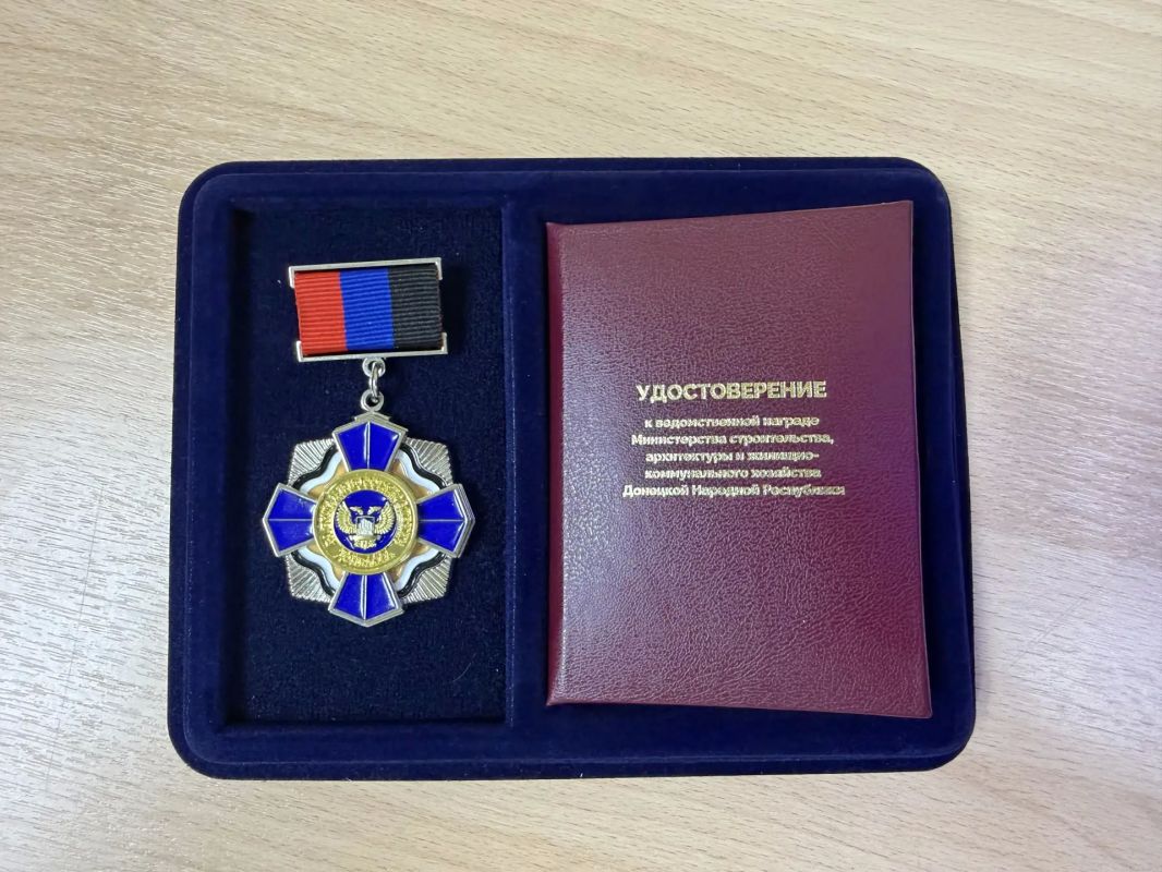 Сегодня исполняющий обязанности начальника Департамента строительства и ЖКХ ЧАО Денис Кром вручил заслуженную награду начальнику Управления капитального строительства ЧАО Андрею Булгакову Сегодня исполняющий обязанности начальника Департамента строительства и ЖКХ ЧАО Денис Кром вручил заслуженную награду начальнику Управления капитального строительства ЧАО Андрею Булгакову