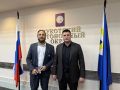 Сегодня исполняющий обязанности начальника Департамента строительства и ЖКХ ЧАО Денис Кром вручил заслуженную награду начальнику Управления капитального строительства ЧАО Андрею Булгакову
