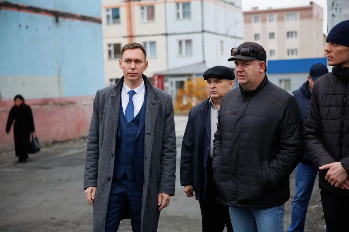 Глава Анадыря проверил состояние дворов по обращениям граждан