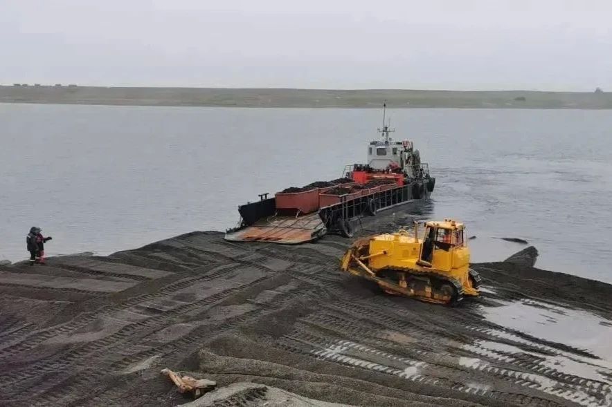 Единый морской оператор закрыл топливную программу на необорудованном берегу округа, сообщает ИА "Чукотка" Единый морской оператор закрыл топливную программу на необорудованном берегу округа, сообщает ИА "Чукотка"