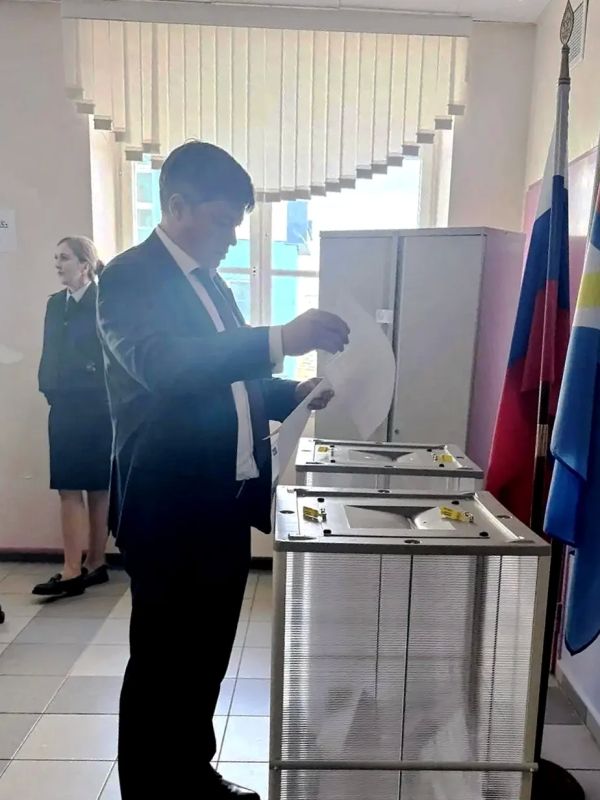 Начальник Департамента цифрового развития Чукотского автономного округа Бари Хаиров одним из первых принял участие в голосовании