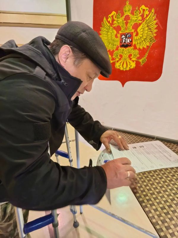 На избирательном участке №40 в с.Нунлигран пришел и отдал свой голос ветеран специальной военной операции Владимир Схаугье На избирательном участке №40 в с.Нунлигран пришел и отдал свой голос ветеран специальной военной операции Владимир Схаугье