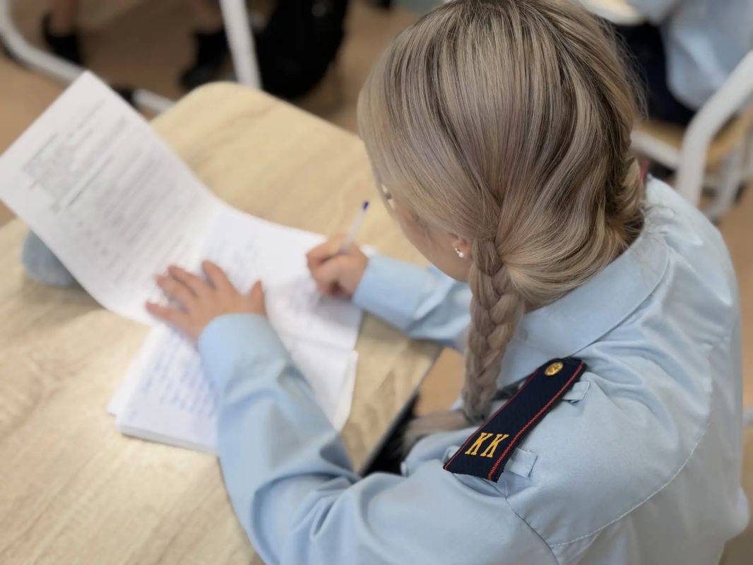 В Чукотском профильном лицее прошло очередное занятие с кадетами Следственного комитета В Чукотском профильном лицее прошло очередное занятие с кадетами Следственного комитета