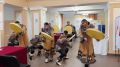 Участники Народного национального ансамбля «Рыркы» пришли на участок в Эгвекиноте, проголосовали, а после станцевали