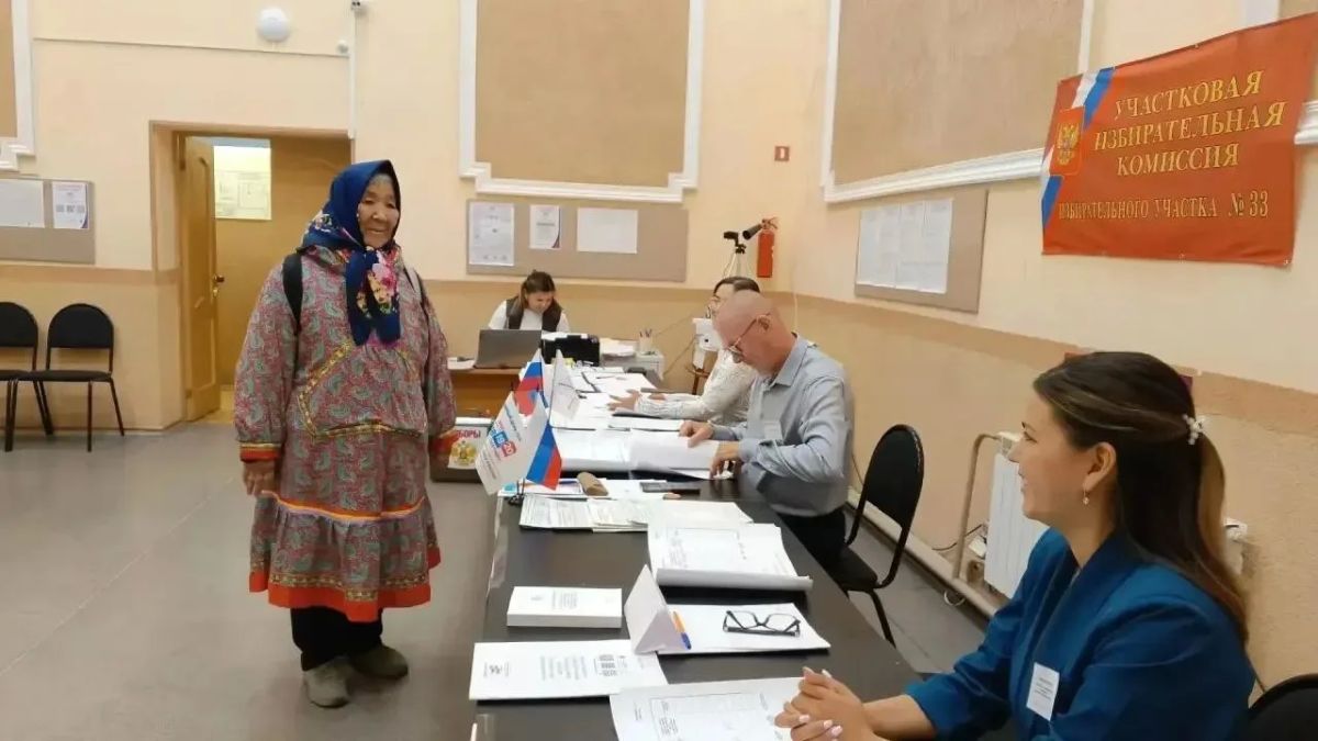 В посёлке Эгвекинот Елена Айгыткина пришла на голосование вместе с супругом и дочерью В посёлке Эгвекинот Елена Айгыткина пришла на голосование вместе с супругом и дочерью