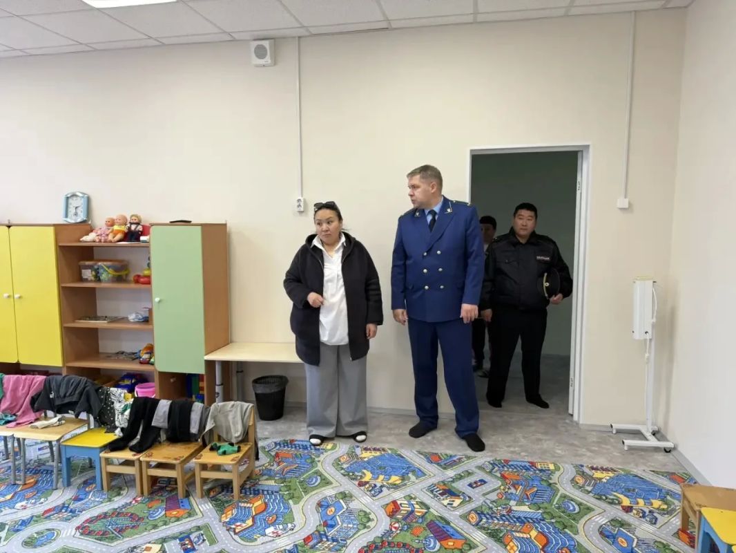 По поручению прокурора округа Виталия Бондарева прокуроры района продолжают рабочие выезды в отдаленные населенные пункты Чукотки По поручению прокурора округа Виталия Бондарева прокуроры района продолжают рабочие выезды в отдаленные населенные пункты Чукотки
