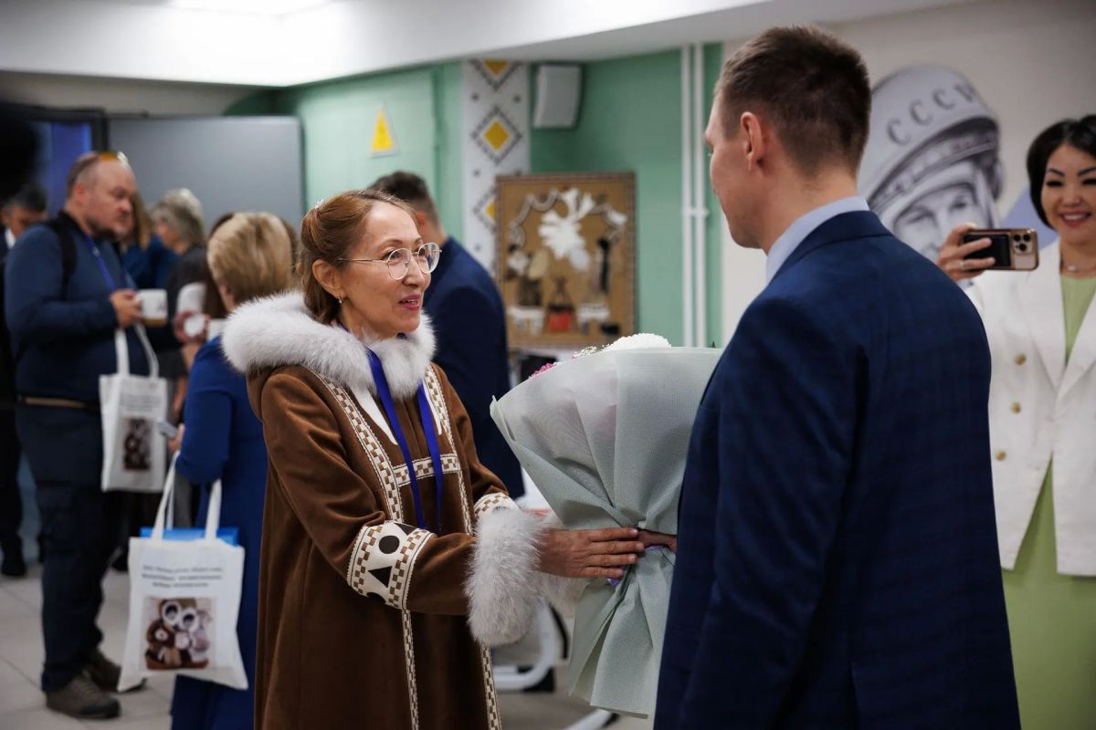 Сергей Спицын: Дорогие хранители традиций, уважаемые старейшины, искренне рад, что Фестиваль родных языков проходит в городе Анадыре, в нашем окружном профильном лицее Сергей Спицын: Дорогие хранители традиций, уважаемые старейшины, искренне рад, что Фестиваль родных языков проходит в городе Анадыре, в нашем окружном профильном лицее