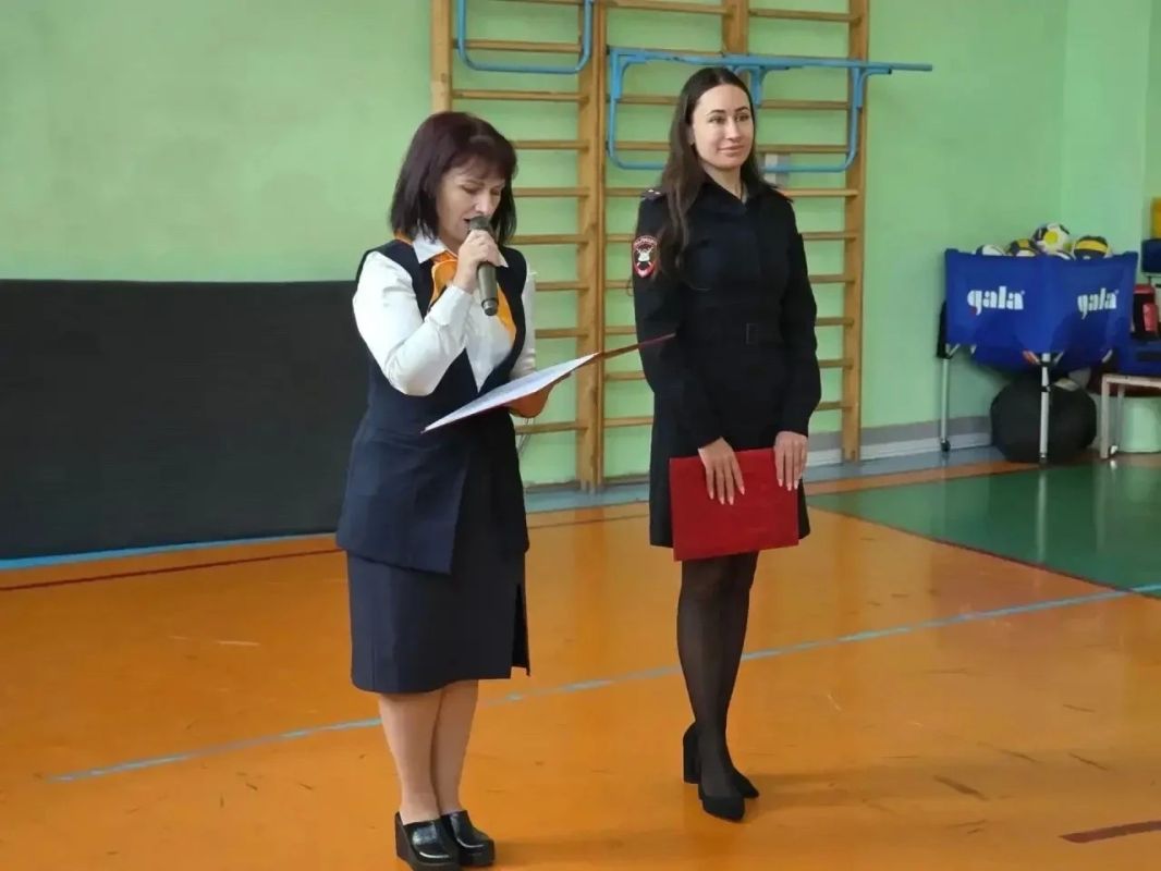 В Анадыре Госавтоинспекторы провели торжественное посвящение первоклассников в пешеходы В Анадыре Госавтоинспекторы провели торжественное посвящение первоклассников в пешеходы